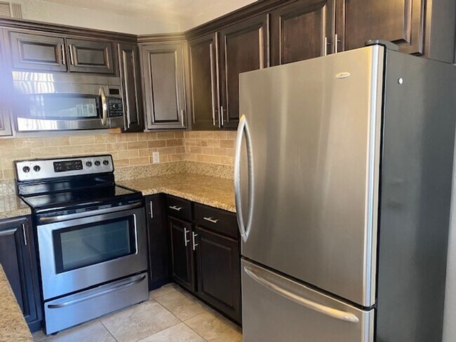 Foto del edificio - $1,250 For Lease-1 Bedroom-1 Bath Apt in Triplex With Private Yard-Washer & Dryer in Phoenix 85008 !