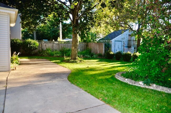 Building Photo - 110 W 12th Ave