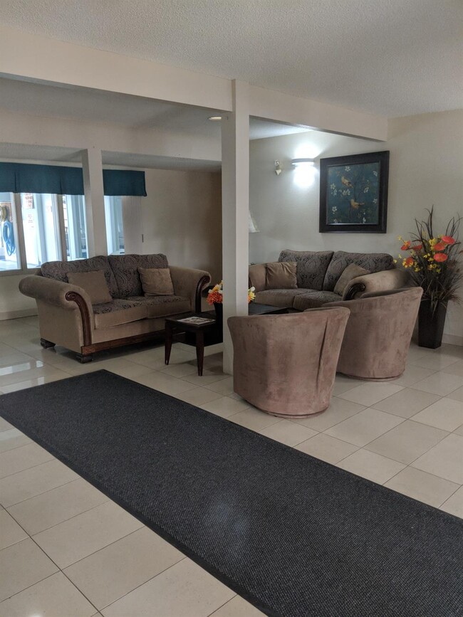 Building Photo - 3 Bed 1.5 Bath Unit in Edmonton, AB