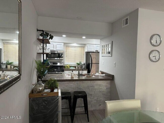 Foto del edificio - 7436 E Chaparral Rd