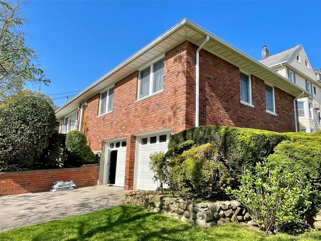 Foto del edificio - 39-05 Douglaston Pkwy