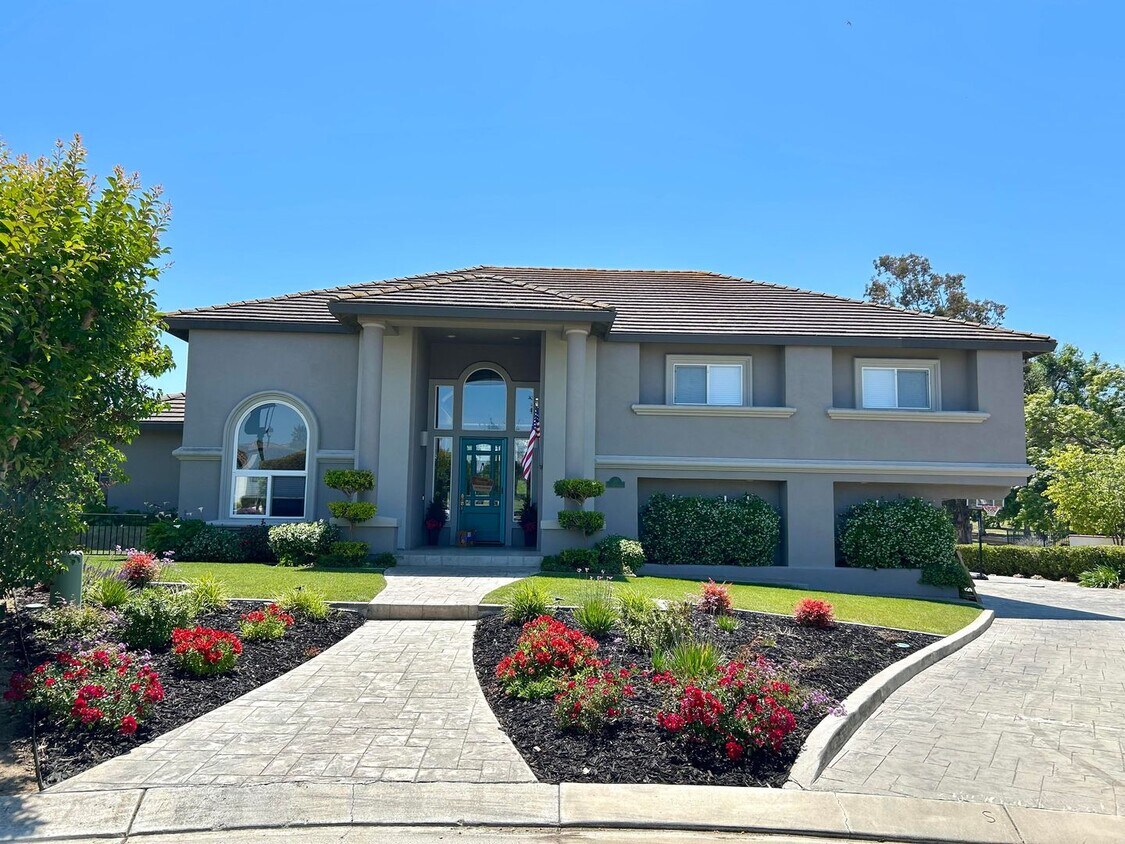 Foto principal - 4 Bedroom, 3 Bath Home in Ridgemark Golf & Country Club