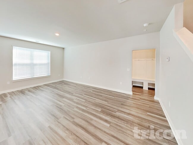 Building Photo - 1736 Lannister Ave