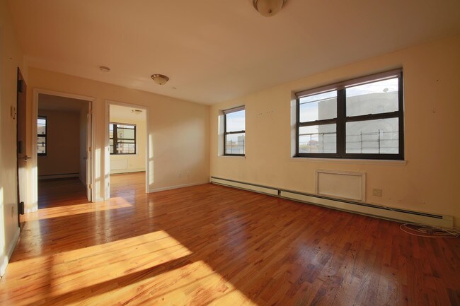 Building Photo - 473 Willis Ave