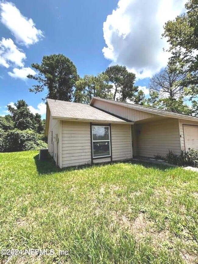 Building Photo - Townhome in Orange Park available (2 bed /...