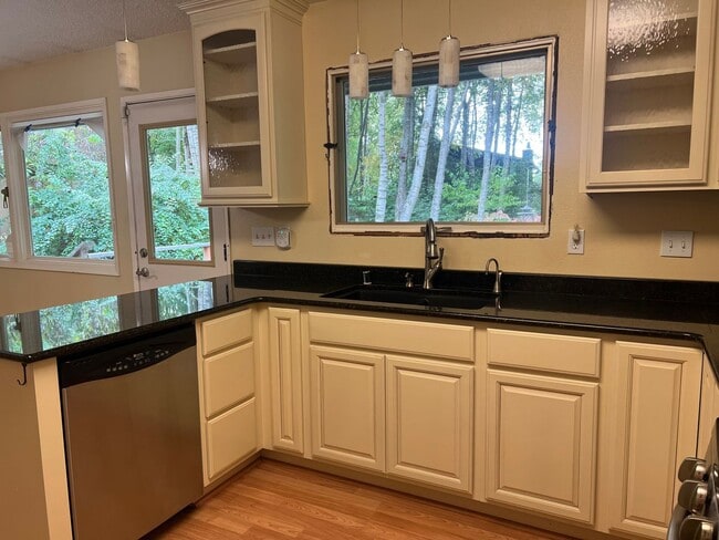 Building Photo - 4 Bedroom House in Prime Oceanview Location