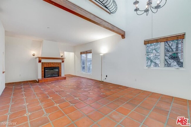 Building Photo - 1 br, 1.5 bath Townhome - 1414 N Harper Av...
