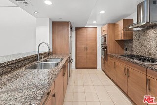 Building Photo - 13650 Marina Pointe Dr