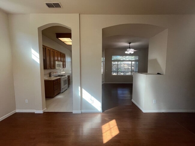 Foto del edificio - Beautiful Clean 3 Bedroom 2 Bath 1451 Sqft...