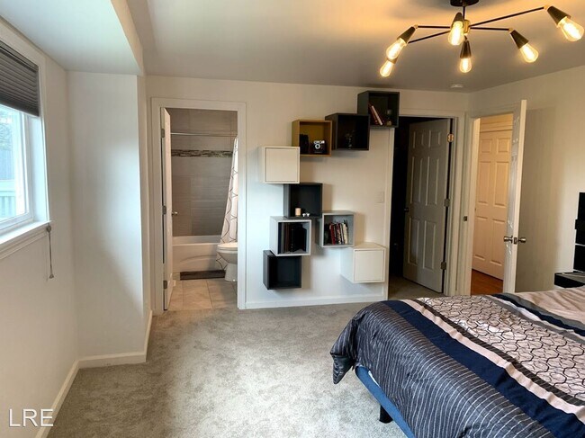 Building Photo - 4 br, 3 bath House - 2617 NE 18th Street