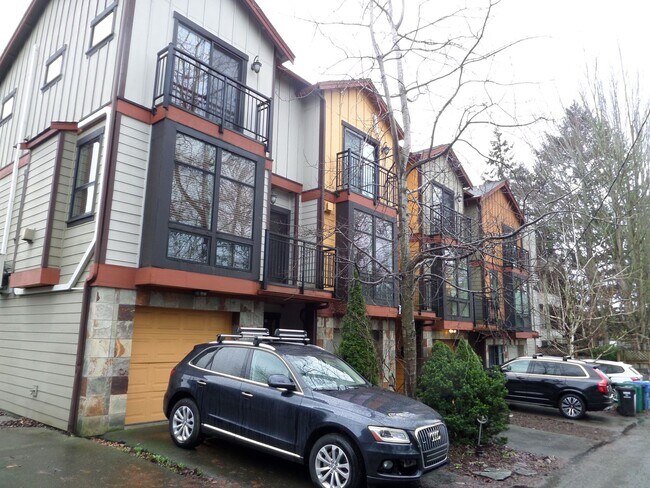 Building Photo - Incredible LARGE 2-Bedroom Townhouse in Fa...