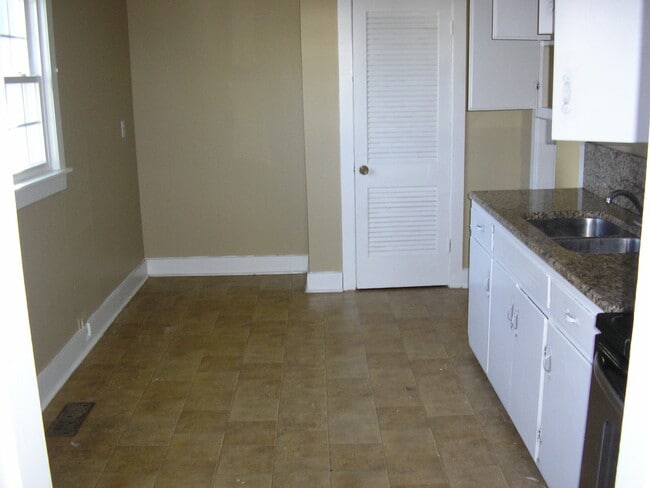 Building Photo - 822 Winona Ave