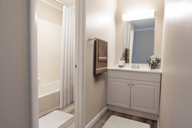 2 habitaciones, 1 baño - Tocador independiente (Aspen) - Lamar Village Apartments