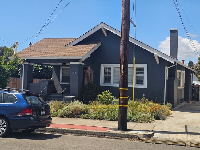 Building Photo - Beautiful Spacious 2 Bedroom Home w/ Updat...