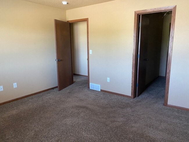 Building Photo - Beautiful, 3 bedroom Townhouse