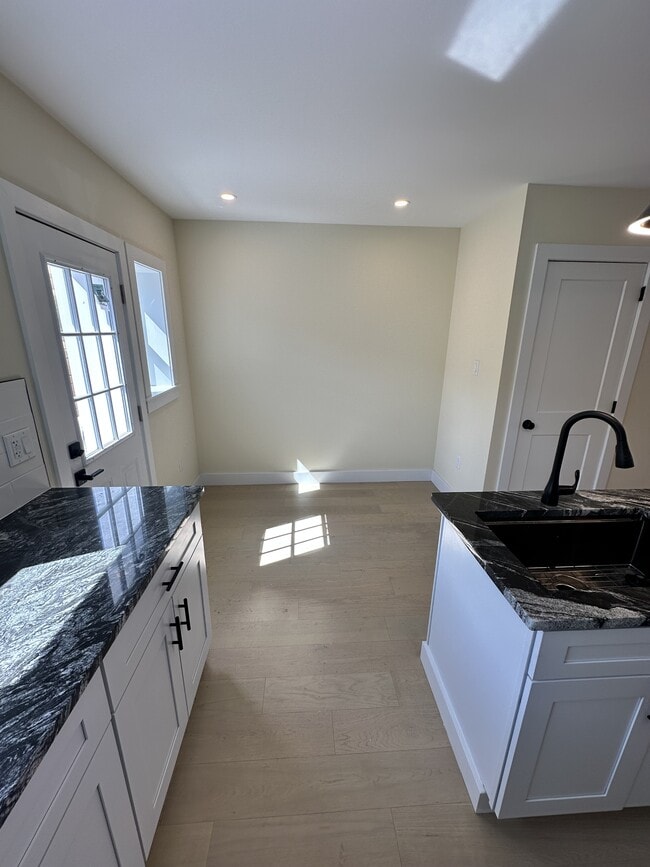 Building Photo - 714 Mollbore Terrace