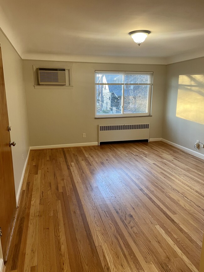 Building Photo - 6014 Woodmont Ave