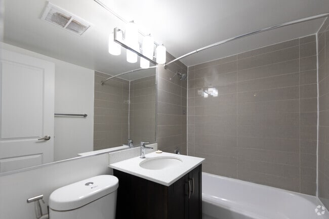 1 chambre, 1 salle de bain - 550 pi² - Salle de bain - 1080 Kingston Road