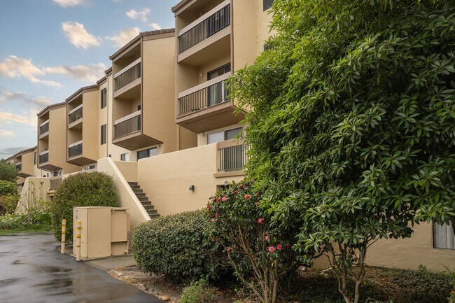 Foto del edificio - Peaceful Forest-View Condo with Fireplace & Private Balcony in Golden Oaks