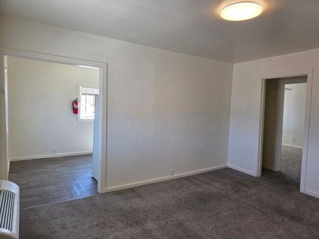 Building Photo - 410