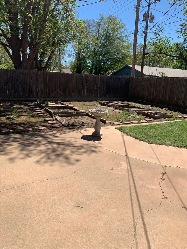 Primary Photo - Taking Applications now. Beautiful 4/2/2 B...