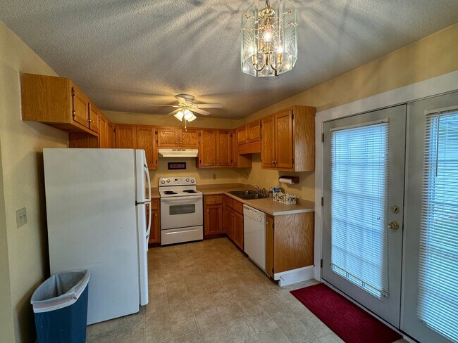 Building Photo - Charming 3BR/2BA Single-Family Home in a Peaceful Commerce Location