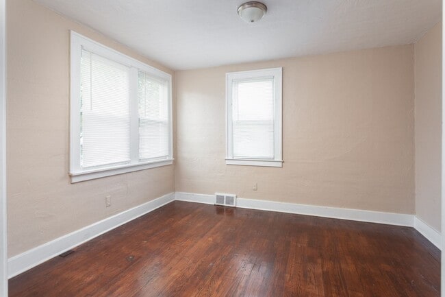 Building Photo - 3 Bedroom House on double lot