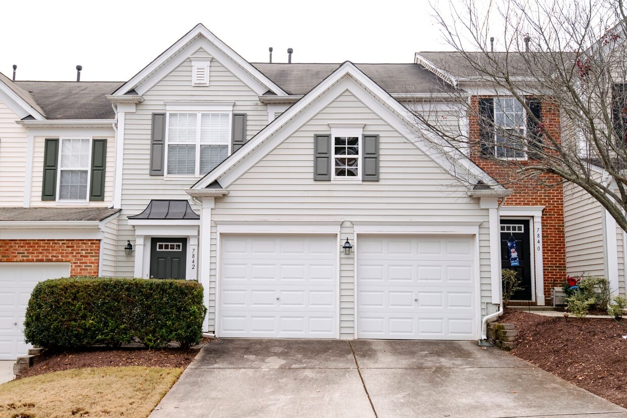 Foto principal - Lovely 3BR Townhouse in NW Raleigh! Availa...