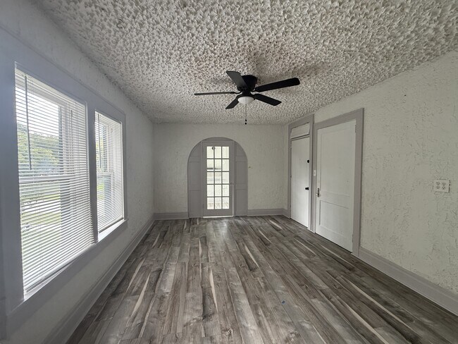 Foto del edificio - 669 Avenue B NW