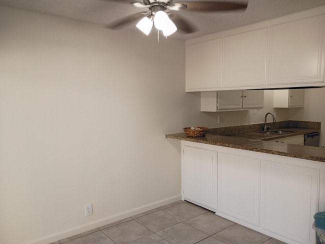 Building Photo - 851 Amigos Way