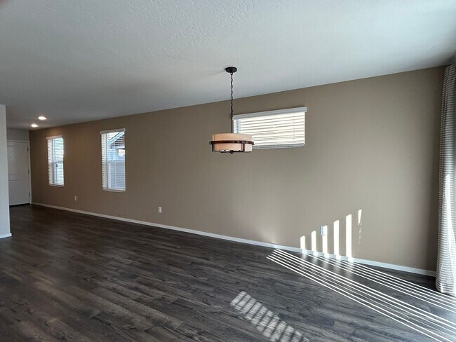 Foto del edificio - Brand New & Beautiful- 4 bed/2.5 ba + Loft, EV Garage Charging, Quartz Countertops, Fenced Yard!