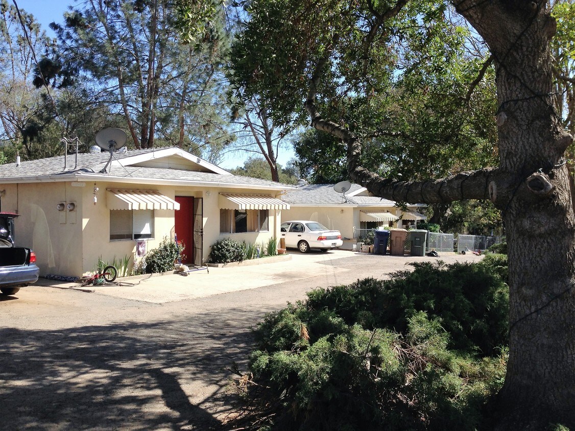 Duplex 2Br each divided by 2 garages - 398 Mountain View St