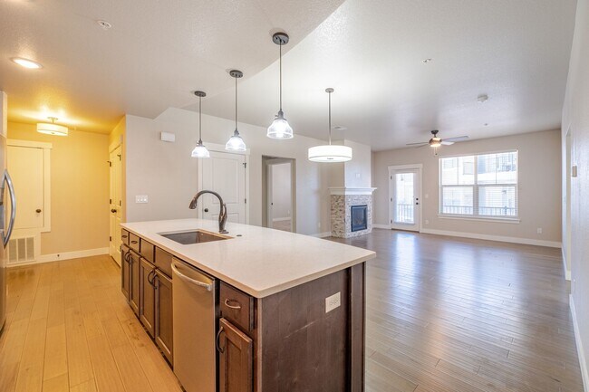Building Photo - 3 bedroom, 2 bathroom home located in Love...
