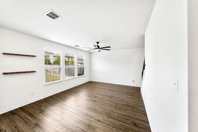 Foto del edificio - Bright, Open Living with Room to Breathe and a Backyard Made for Real Life Moments
