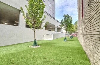 Building Photo - 303 Madison St