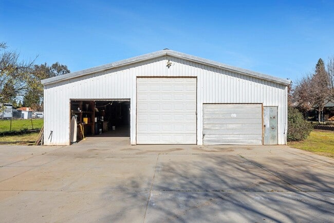 Building Photo - 2485 Bullard Ave.