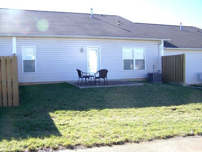 Foto del edificio - 2 bed, 2 bath, 2 car garage ranch style townhouse in N. Knoxville