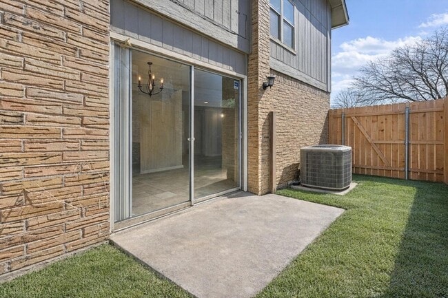 Building Photo - 1210 Southport Dr