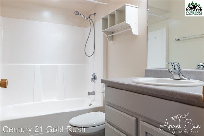 Building Photo - 2 br, 1.5 bath House - 1046 Dogwood St. #5