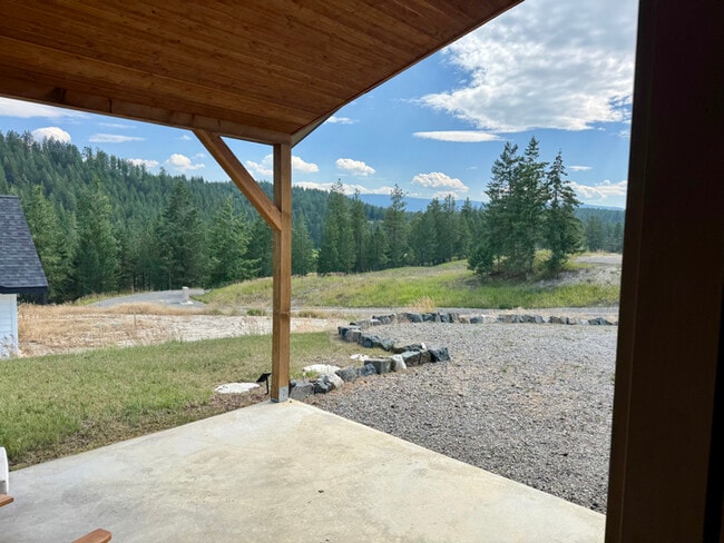 Building Photo - 245 Kokanee Dr E
