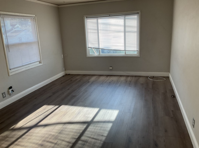 Foto del edificio - 2 bedroom 1 bath Duplex unit w/remodeled k...