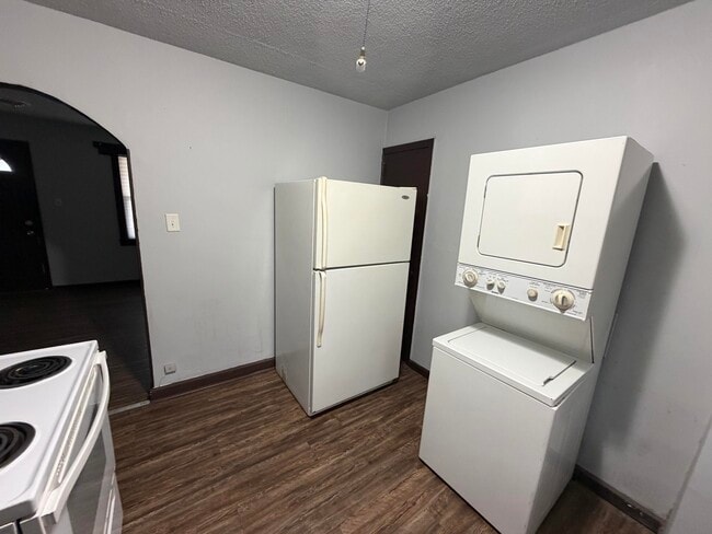 Building Photo - 602 English-W