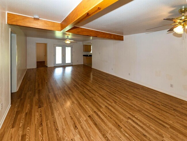 Building Photo - 717 Academy Ln