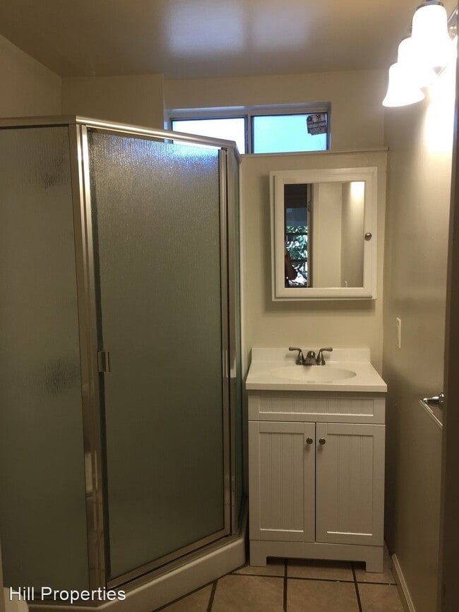Building Photo - 5 br, 2.5 bath Room For Rent - 1045 Warner