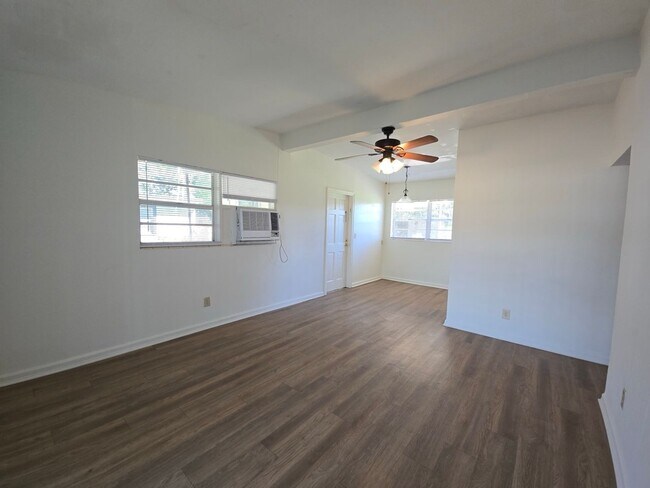 Foto del edificio - Charming 3-bedroom, 1-bathroom home locate...