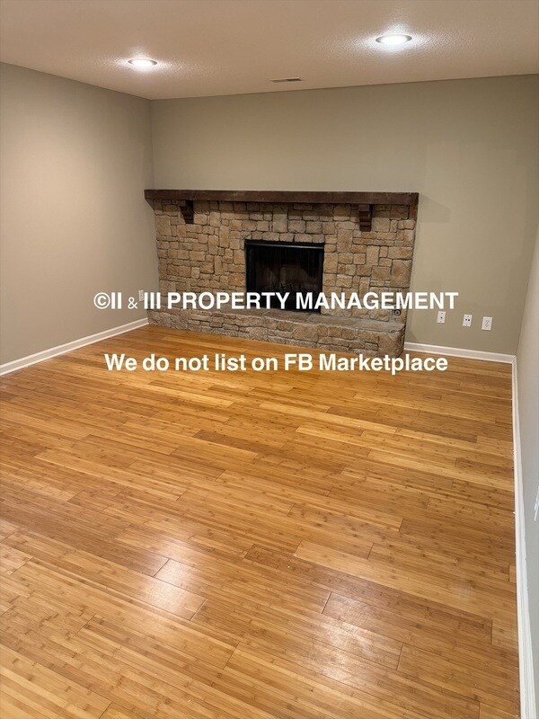 Foto del edificio - 1306 E 123rd Terrace