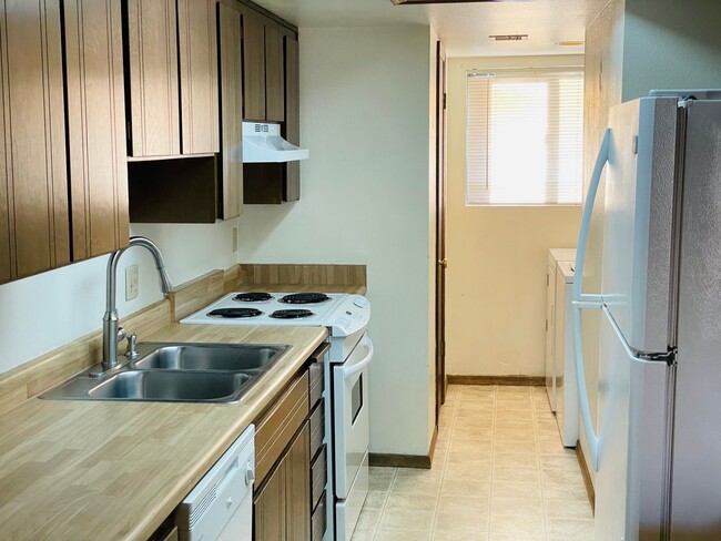 Building Photo - Village of Oak Creek condo.