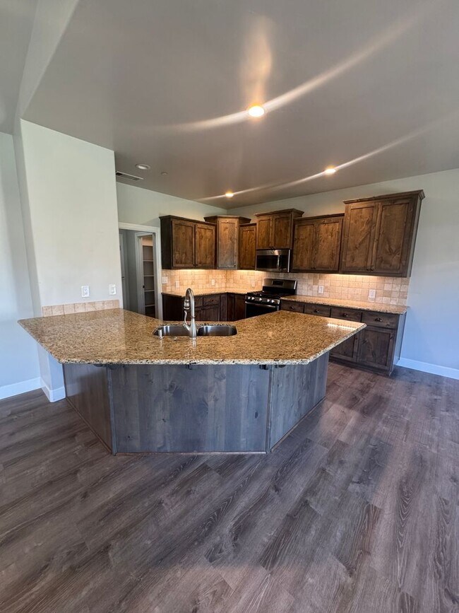 Building Photo - 3 BED 2 BATH HOME IN PLACER WEST SUBDIVISION