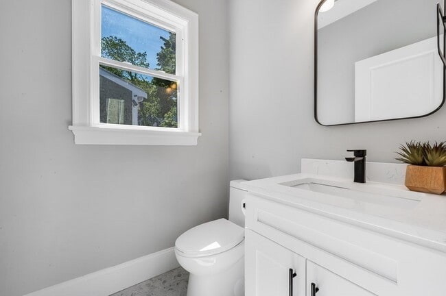 Building Photo - 7 Cedar Ave