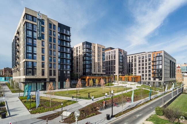 Building Photo - Banner Lane